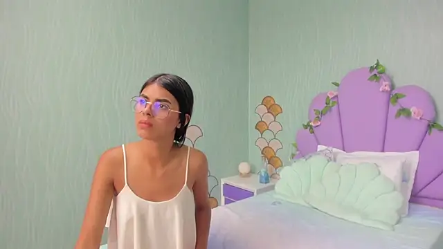 Isa little4u online show from December 2024 06:13:01 PM