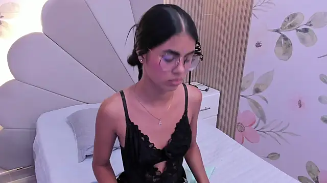 Isa little4u online show from January 2025 12:34:02 AM