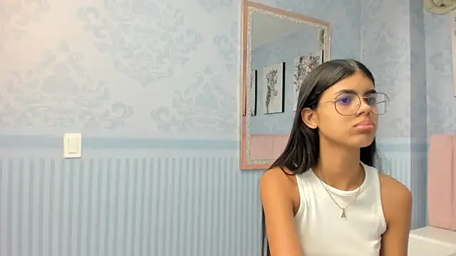 Isa little4u online show from February 2025 06:19:01 PM