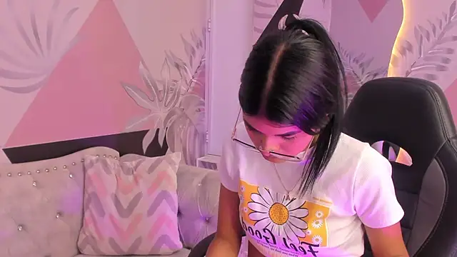 Isa little4u online show from March 2025 01:57:02 PM