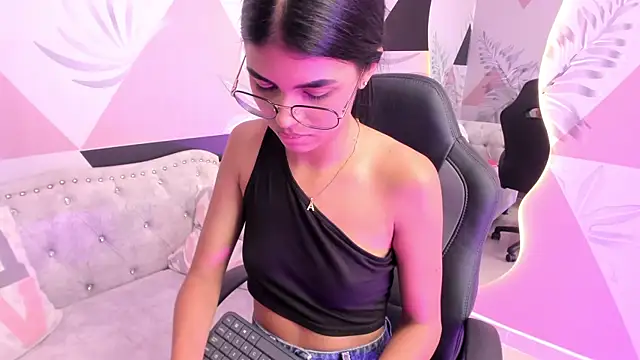 Isa little4u online show from March 2025 04:29:02 PM