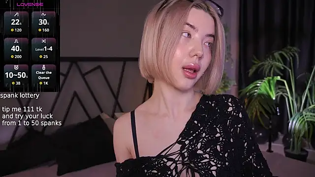 Snapshot of LindaThacker chatting on December 2025 04:19:01 AM LindaThacker online show from December 2025 04:19:01 AM