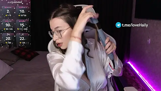 Snapshot of EuphoriaHaily chatting on November 2025 01:22:02 PM EuphoriaHaily online show from November 2025 01:22:02 PM