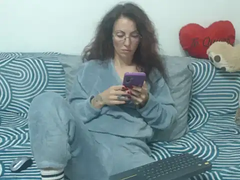 Snapshot of Emmatoo chatting on April 2026 12:30:02 AM Emmatoo online show from April 2026 12:30:02 AM