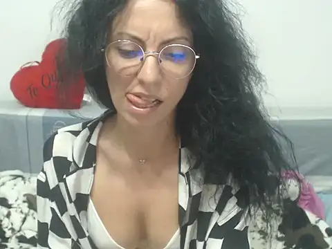 Snapshot of Emmatoo chatting on May 2026 12:48:01 AM Emmatoo online show from May 2026 12:48:01 AM