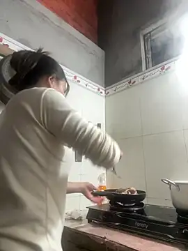 Snapshot of Hellen_111 chatting on November 2025 11:01:02 AM Hellen 111 online show from November 2025 11:01:02 AM