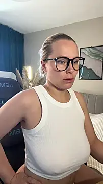 Snapshot of Charming_Daphny chatting on June 2026 05:45:01 AM Charming Daphny online show from June 2026 05:45:01 AM