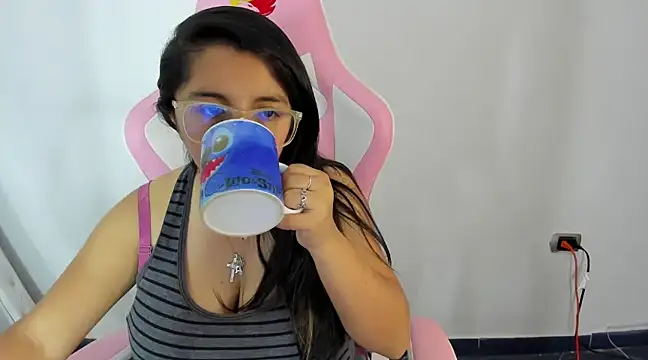 Snapshot of _Angelinaandrade_ chatting on February 2025 08:04:01 PM Angelinaandrade online show from February 2025 08:04:01 PM