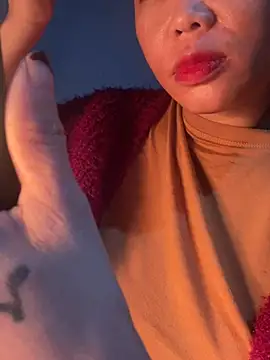 Snapshot of Laura8910 chatting on December 2024 01:01:02 PM Laura8910 online show from December 2024 01:01:02 PM