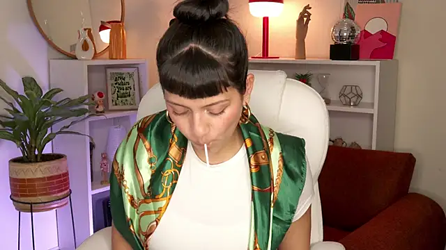 nahiapaws online show from October 2025 07:34:01 PM