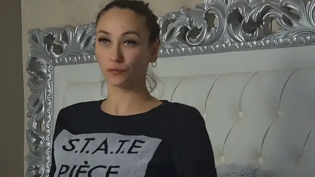 Snapshot of AliceMunro chatting on October 2025 09:26:02 PM AliceMunro online show from October 2025 09:26:02 PM