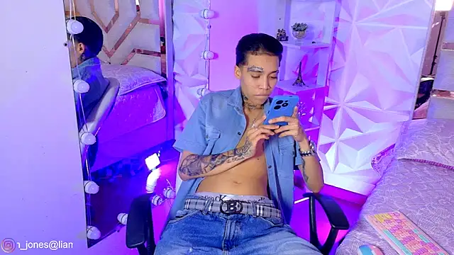 Snapshot of Jonesliam23 chatting on May 2026 08:43:02 PM Jonesliam23 online show from May 2026 08:43:02 PM
