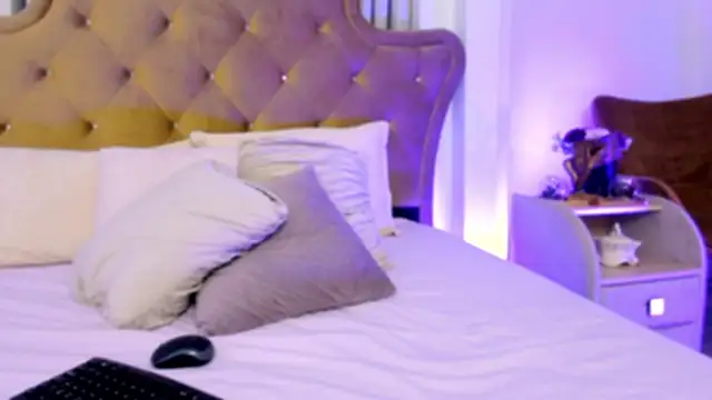 Snapshot of beauty_luna18 chatting on January 2025 06:03:01 PM beauty luna18 online show from January 2025 06:03:01 PM