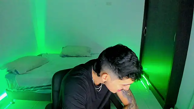 OliverBennet online show from January 2025 11:44:02 PM