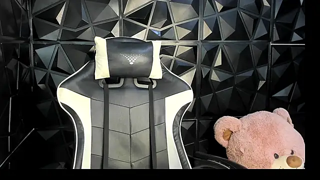 Snapshot of HelueHorny13 chatting on November 2025 05:43:01 AM HelueHorny13 online show from November 2025 05:43:01 AM