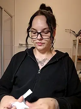 Jujuicy 97 online show from April 2026 08:06:02 PM