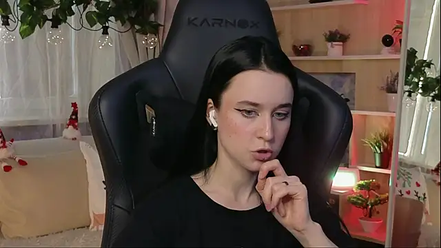 Snapshot of KiraLiLime chatting on February 2025 12:37:01 PM KiraLiLime online show from February 2025 12:37:01 PM