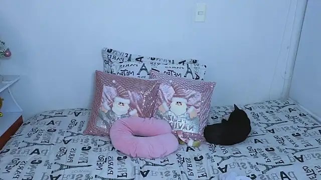 Snapshot of Lorenne_Miller chatting on December 2024 01:43:01 AM Lorenne Miller online show from December 2024 01:43:01 AM