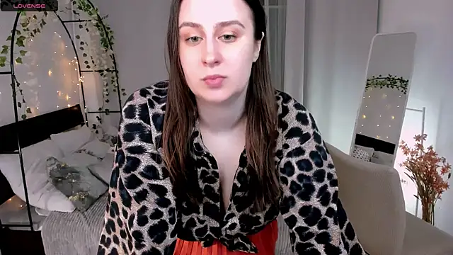 Snapshot of Lattea chatting on May 2026 05:43:01 PM Lattea online show from May 2026 05:43:01 PM