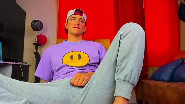 Snapshot of GabyThoms chatting on October 2025 08:40:01 PM GabyThoms online show from October 2025 08:40:01 PM