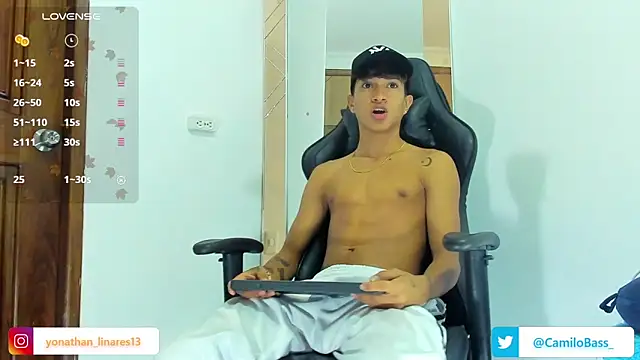 Snapshot of _CamiloBass chatting on December 2024 01:39:02 AM CamiloBass online show from December 2024 01:39:02 AM