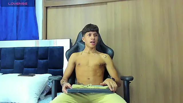 Snapshot of _CamiloBass chatting on January 2025 01:39:02 AM CamiloBass online show from January 2025 01:39:02 AM