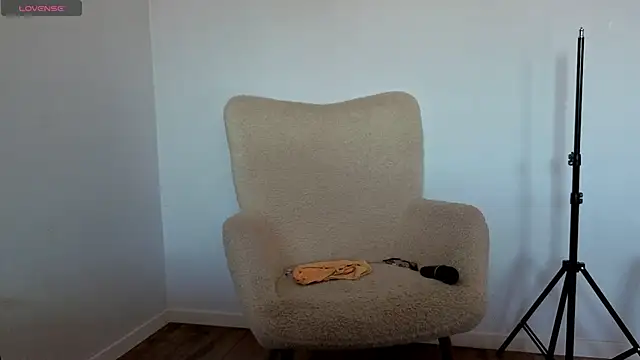 Jullyenn3 online show from May 2026 09:49:02 AM