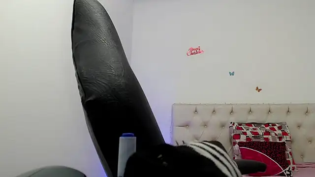 victoria jones online show from April 2026 01:17:01 PM