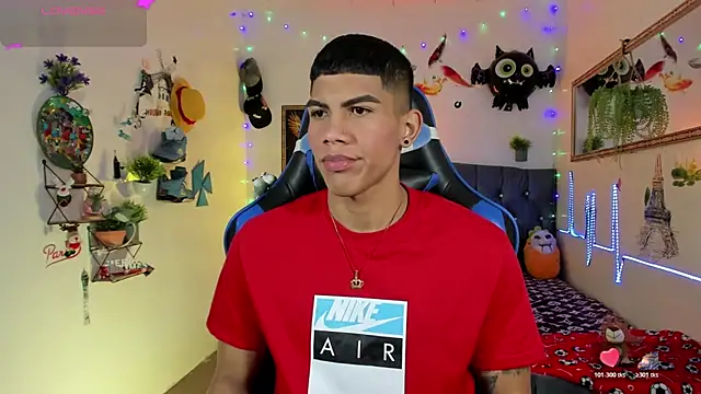 Snapshot of Damian_latinxxx chatting on November 2025 03:18:02 AM Damian latinxxx online show from November 2025 03:18:02 AM