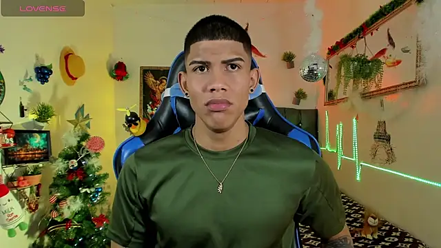 Snapshot of Damian_latinxxx chatting on November 2025 03:18:02 AM Damian latinxxx online show from November 2025 03:18:02 AM