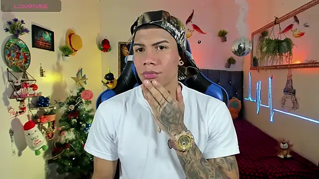 Snapshot of Damian_latinxxx chatting on November 2025 02:57:02 AM Damian latinxxx online show from November 2025 02:57:02 AM