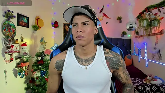 Snapshot of Damian_latinxxx chatting on November 2025 03:09:02 AM Damian latinxxx online show from November 2025 03:09:02 AM