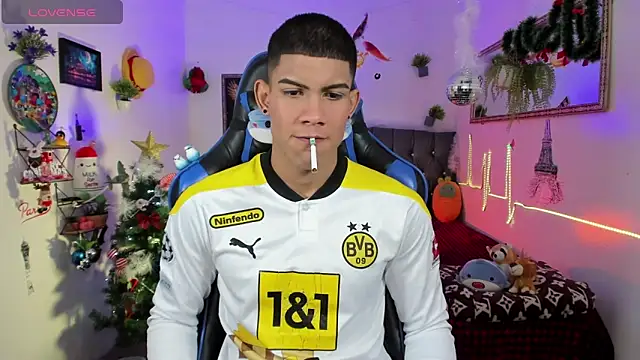 Snapshot of Damian_latinxxx chatting on December 2025 03:11:01 AM Damian latinxxx online show from December 2025 03:11:01 AM