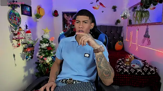 Snapshot of Damian_latinxxx chatting on December 2025 03:12:02 AM Damian latinxxx online show from December 2025 03:12:02 AM