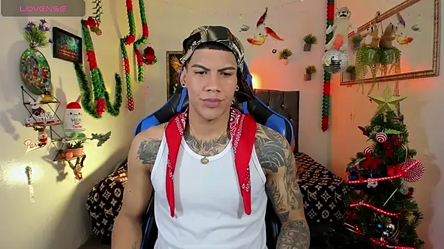 Snapshot of Damian_latinxxx chatting on December 2025 03:11:01 AM Damian latinxxx online show from December 2025 03:11:01 AM