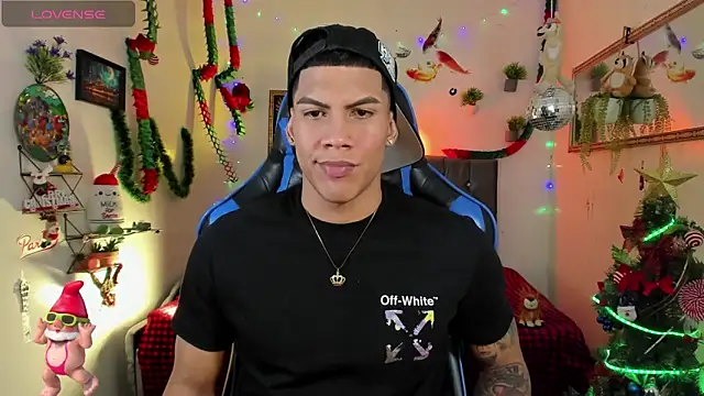 Snapshot of Damian_latinxxx chatting on December 2025 03:12:01 AM Damian latinxxx online show from December 2025 03:12:01 AM