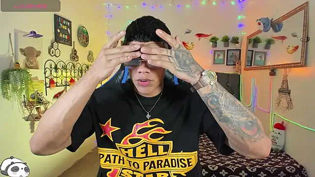 Snapshot of Damian_latinxxx chatting on January 2026 03:01:02 AM Damian latinxxx online show from January 2026 03:01:02 AM