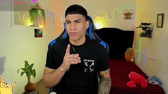 Snapshot of Damian_latinxxx chatting on February 2026 03:02:01 AM Damian latinxxx online show from February 2026 03:02:01 AM