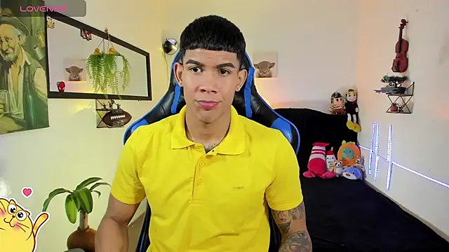 Snapshot of Damian_latinxxx chatting on March 2026 03:32:01 AM Damian latinxxx online show from March 2026 03:32:01 AM