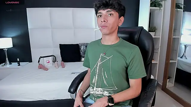 Snapshot of Santy_carrington chatting on December 2024 11:47:01 PM Santy carrington online show from December 2024 11:47:01 PM