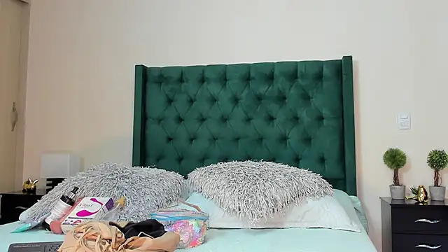 Snapshot of Orianaa_Kade chatting on December 2024 01:49:01 PM Orianaa Kade online show from December 2024 01:49:01 PM