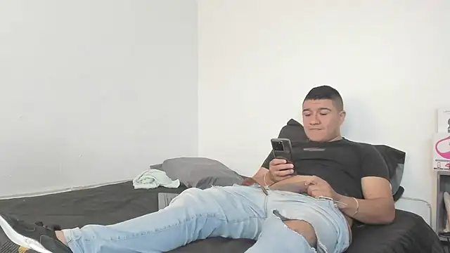 Snapshot of evanandsunny chatting on December 2024 04:16:02 PM evanandsunny online show from December 2024 04:16:02 PM