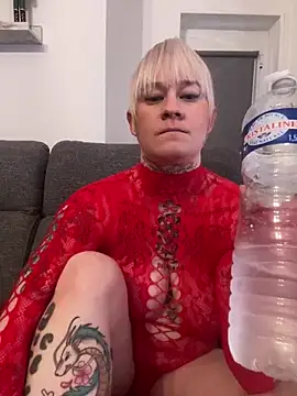 Snapshot of poussichienne chatting on December 2024 01:32:02 PM poussichienne online show from December 2024 01:32:02 PM