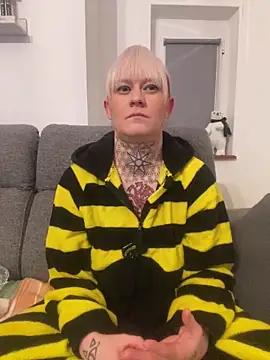 Snapshot of poussichienne chatting on December 2024 08:15:01 PM poussichienne online show from December 2024 08:15:01 PM