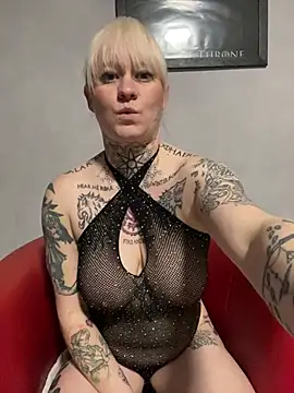 Snapshot of poussichienne chatting on February 2025 04:53:02 PM poussichienne online show from February 2025 04:53:02 PM