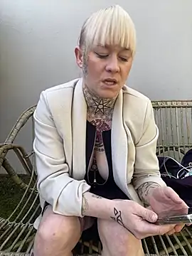 Snapshot of poussichienne chatting on March 2025 01:06:02 PM poussichienne online show from March 2025 01:06:02 PM