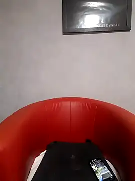 Snapshot of poussichienne chatting on March 2025 04:37:02 PM poussichienne online show from March 2025 04:37:02 PM