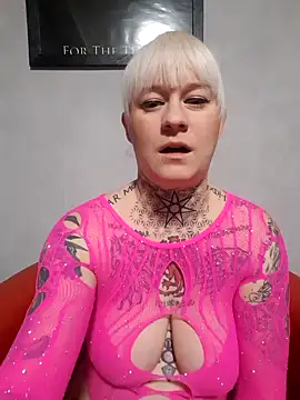 Snapshot of poussichienne chatting on November 2025 04:51:02 PM poussichienne online show from November 2025 04:51:02 PM