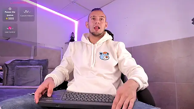 Snapshot of Damon_Bakert chatting on January 2025 02:36:02 PM Damon Bakert online show from January 2025 02:36:02 PM