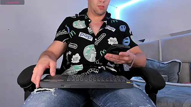 Snapshot of Damon_Bakert chatting on February 2025 09:04:01 PM Damon Bakert online show from February 2025 09:04:01 PM